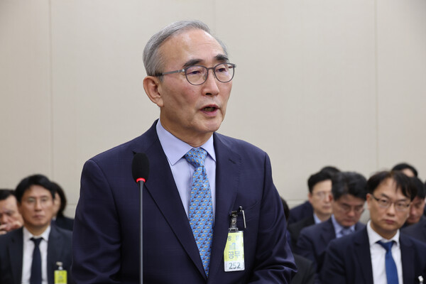 김영섭 KT 대표이사(CEO) 사장이 29일 서울 여의도 국회 과학기술정보방송통신위원회에서 열린 과학기술정보통신부 등에 대한 종합감사에서 질의에 답하고 있다. / 사진 = 연합뉴스