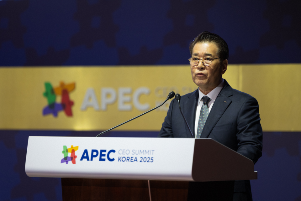 30일 장인화 포스코그룹 회장이 APEC CEO 서밋이 열리는 경주 예술의전당에서 기조연설을 하고 있다. / 사진=포스코홀딩스