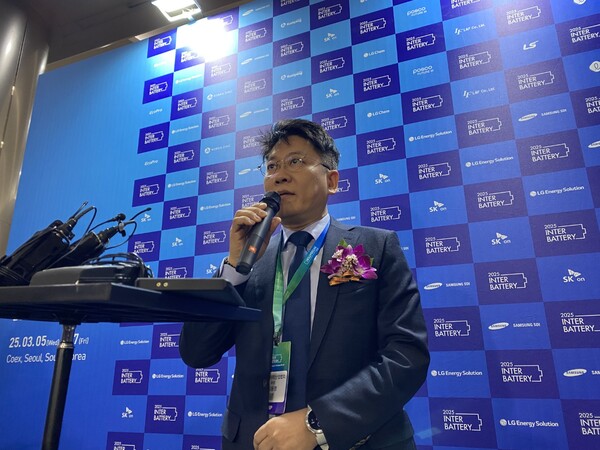 김동명 LG에너지솔루션 대표이사 사장 겸 한국배터리산업협회장이 5일 서울 강남구 코엑스에서 열린 '인터배터리 2025' 개막 전 도어스태핑(약식 기자회견)에 참석해 취재진의 질문에 답변하고 있다. / 사진=공동취재단