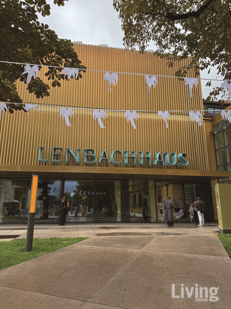 쌀쌀한 날씨에 걸친 방문자들의 짙은 색 외투가 괜스레 분위기를 더해주는 듯했다.