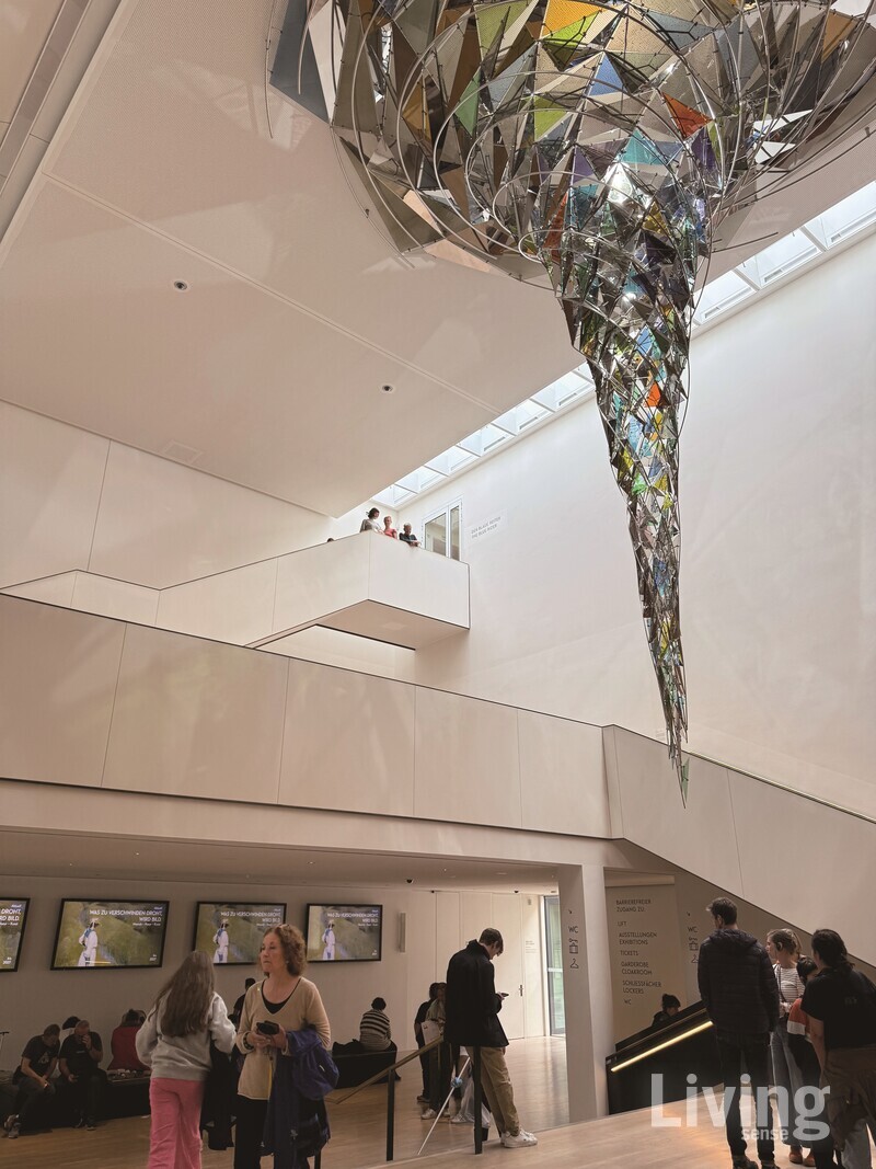 로비에 자리한 올라퍼 엘리아슨의 ‘소용돌이’.