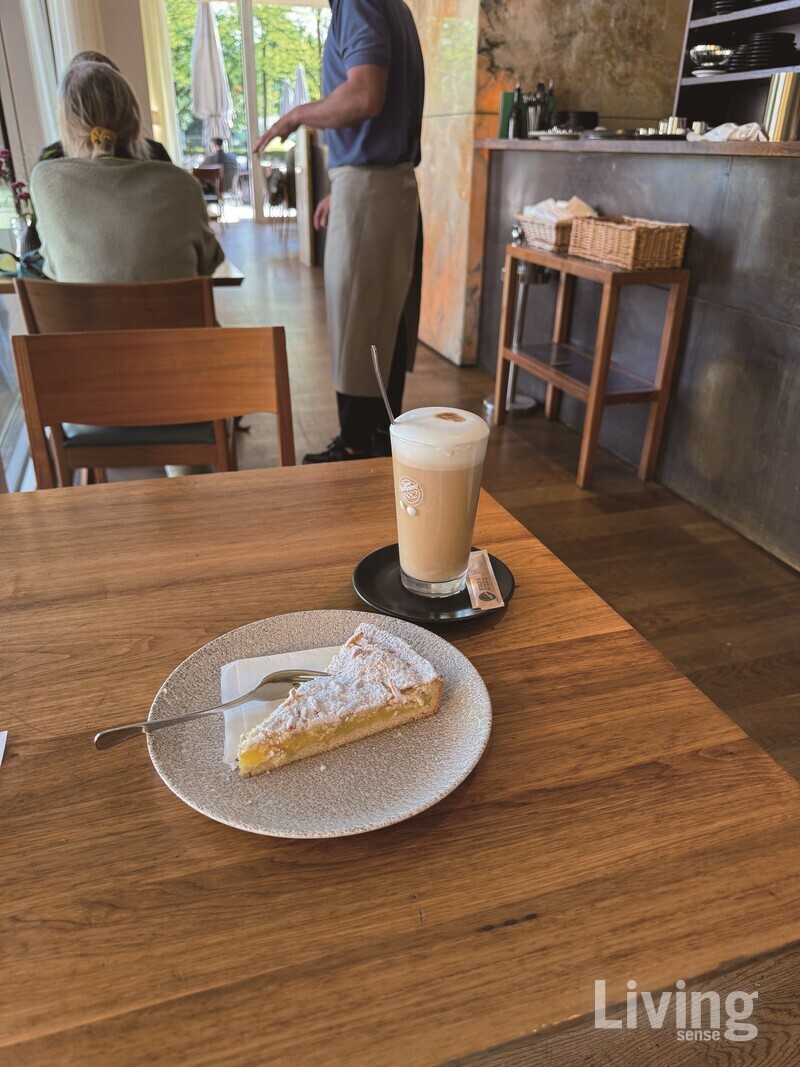 고소한 카푸치노와 달콤새큼한 레몬 타르트의 조합이 칸딘스키와 뮌터의 만남 같았달까.