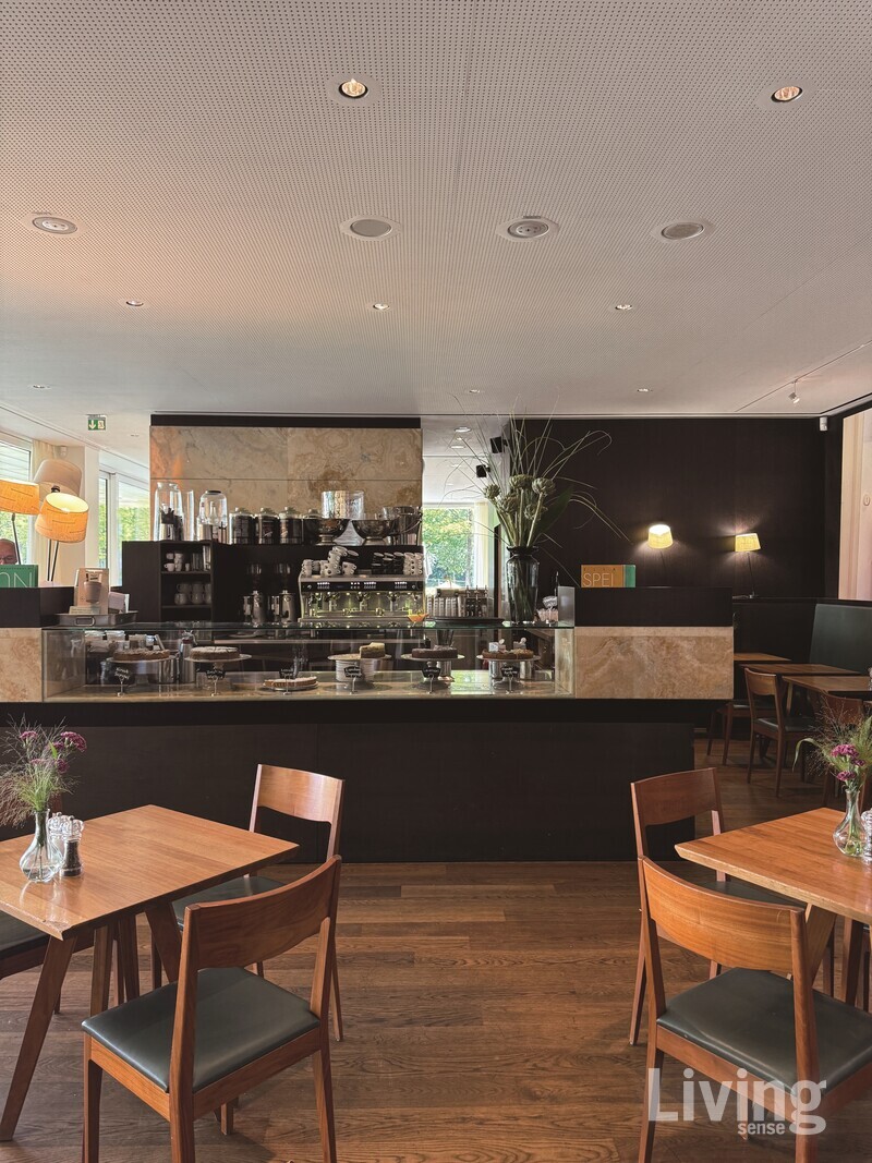 화려하진 않지만 정갈한 인테리어가 아늑함과 편안함을 전한다.