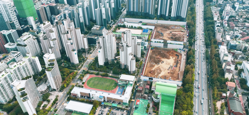 트리플 역세권 입자와 교육 여건이 우수한 아크로 드 서초 공사현장. / 사진=차주호 PD