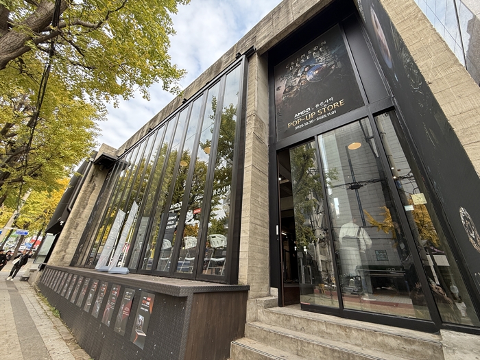 홍대 DRX에서 열린 '붉은사막 X AMD' 팝업 스토어 2025 입구 전경. / 사진=장민영 기자 