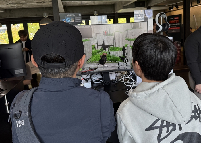 현장에서 가족 단위로 팝업 스토어를 구경하거나 시연하는 모습도 볼 수 있었다. / 사진=장민영 기자