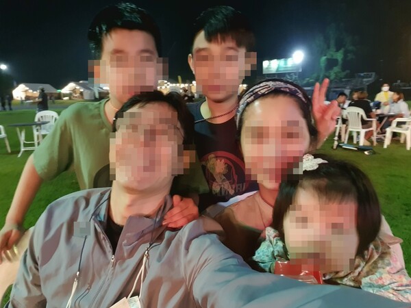 직장인 황기범(가명)씨가 가족들과 함께 나들이간 장소에서 사진을 촬영하고 있다. /사진=황기범