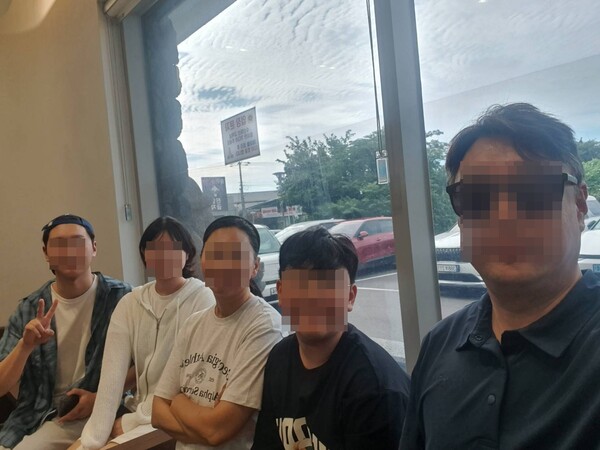 김은정(50, 가운데)씨와 가족들이 단체 사진을 촬영하고 있다. 사진=김은정 제공