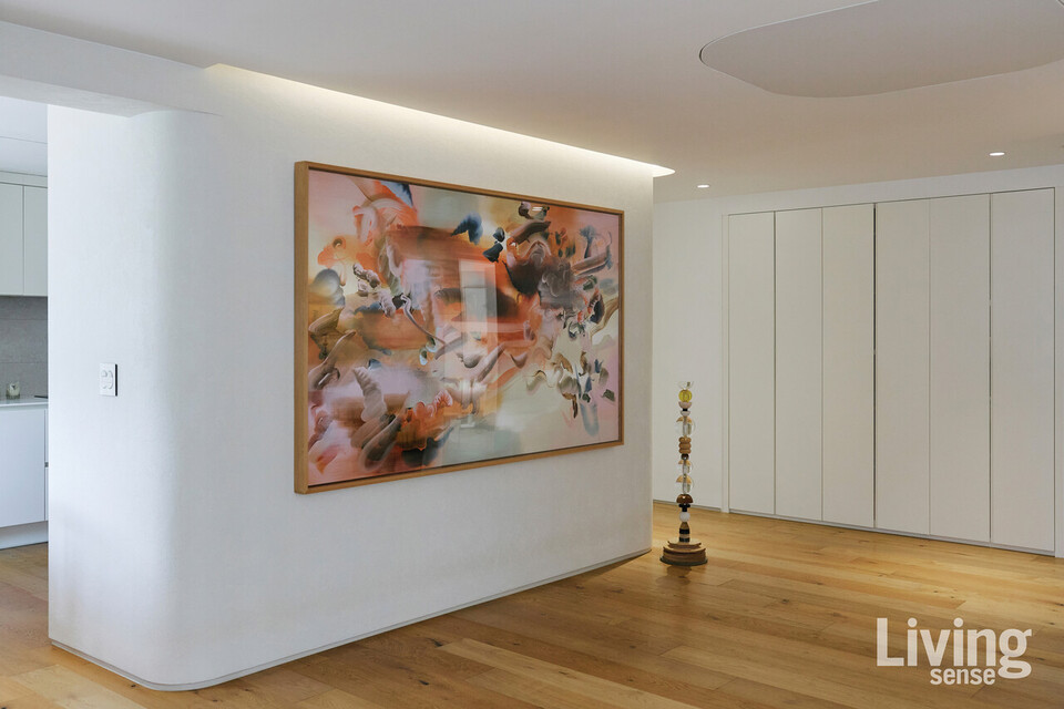 거실 벽에는 뉴질랜드의 젊은 여성 화가 그레이스 라이트의 ‘Night In The Old World’가 걸려 있고, 그 앞에는 오유경 작가의 작품을 두었다.