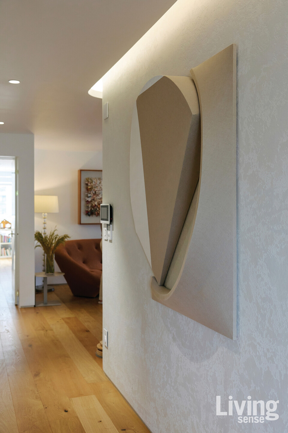 현관에 들어서면 보이는 김영주 작가의 작품.