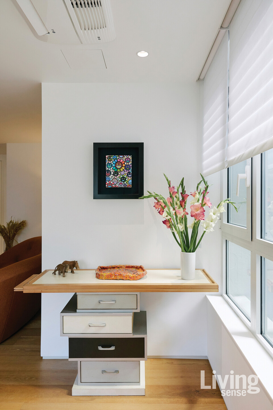 꼬뜨 디자인Cote Design의 선반 위 스털링 루비Sterling Ruby의 ‘애쉬 트레이Ashtray’가 돋보인다.