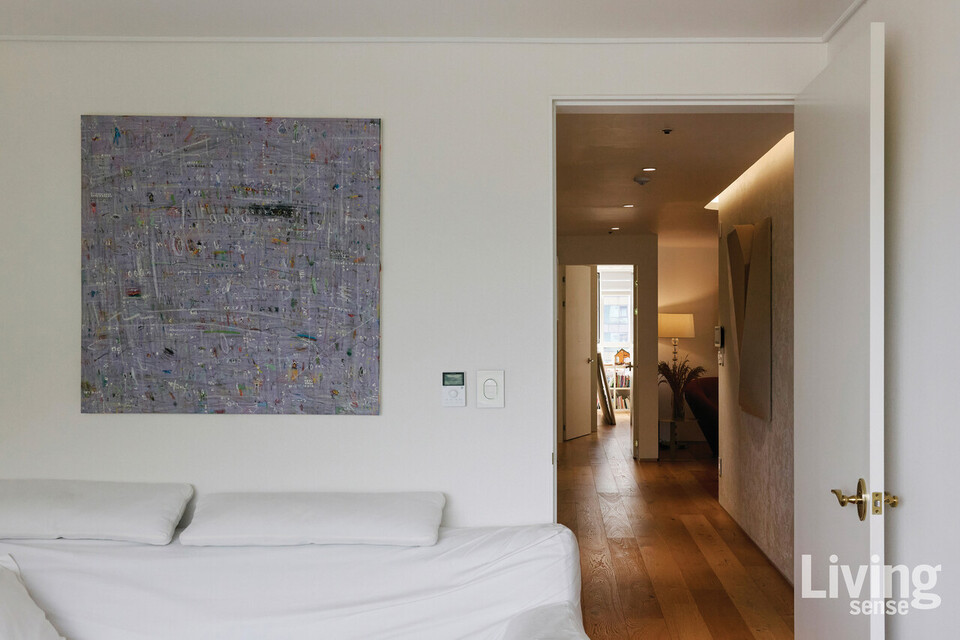 서재에도 홍정우 작가의 작품이 자리한다.