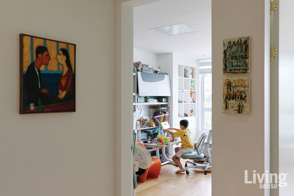 아들의 방은 형형색색의 장난감으로 가득하다. 복도 벽에는 강경구 작가의 유화와 홍정우 작가의 페인팅을 두었다.