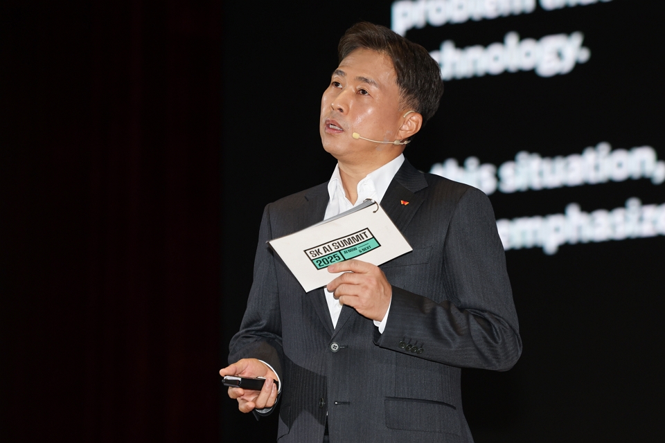  곽노정 SK하이닉스 대표이사 사장이 3일 서울 코엑스에서 열린 ‘SK AI 서밋 2025’에서 기조연설을 진행하고 있다. / 사진=연합뉴스