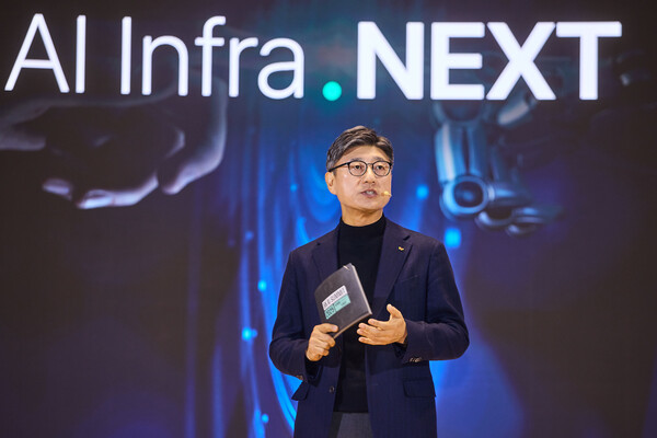 정재헌 신임 SK텔레콤 대표이사(CEO) 사장이 3일 서울 강남구 코엑스 오디토리움에서 열린 'SK AI 서밋 2025'에서 AI 인프라를 주제로 발표하고 있다. / 사진 = SK텔레콤