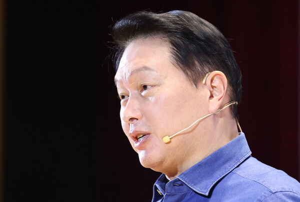 최태원 SK그룹 회장이 3일 서울 강남구 코엑스 오디토리움에서 열린 'SK AI 서밋 2025' 키노트 세션에서 'AI Now & Next'를 주제로 기조연설을 하고 있다. / 사진 = 연합뉴스