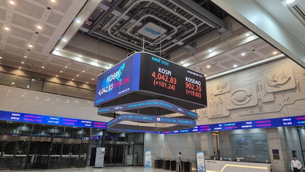 코스피 지수가 4000을 사상 첫 돌파한 지난달 27일 서울 여의도 한국거래소의 1층 로비 전광판에 코스피 지수(4042.83)가 표시되고 있다. / 사진=최동훈 기자