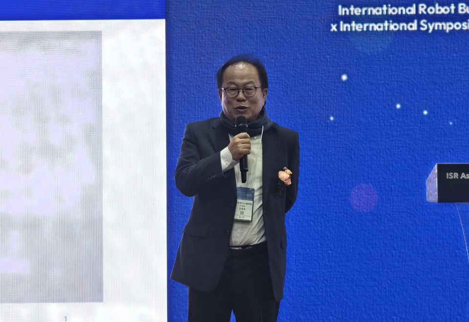 오준호 삼성전자 미래로봇추진단장이 5일 일산 킨텍스에서 개최한 ‘로보월드 2025’ 국제로봇심포지엄에서 발표하고 있다. / 사진=고명훈 기자