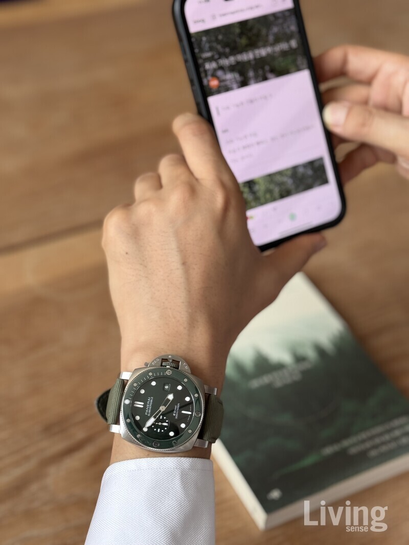 이-스틸e-steel과 재활용 소재 등 지속 가능성을 적용한 파네라이의 섭머서블Submersible 시계.