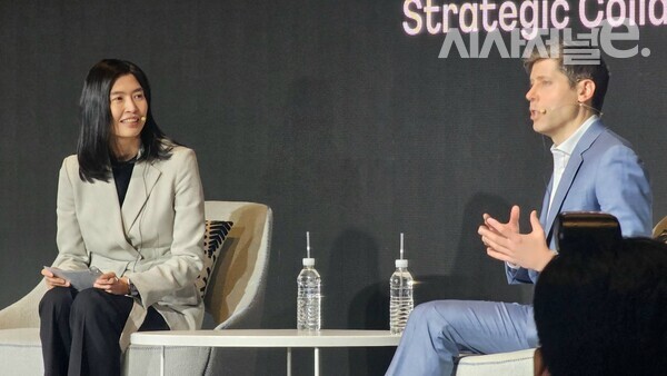 정신아 카카오 대표(왼쪽)와 샘 올트먼 오픈AI 대표가 4일 카카오 주최로 서울 중구 더플라자호텔에서 열린 기자간담회에서 제휴 방향성에 대해 설명하고 있다. / 사진 = 김용수 기자