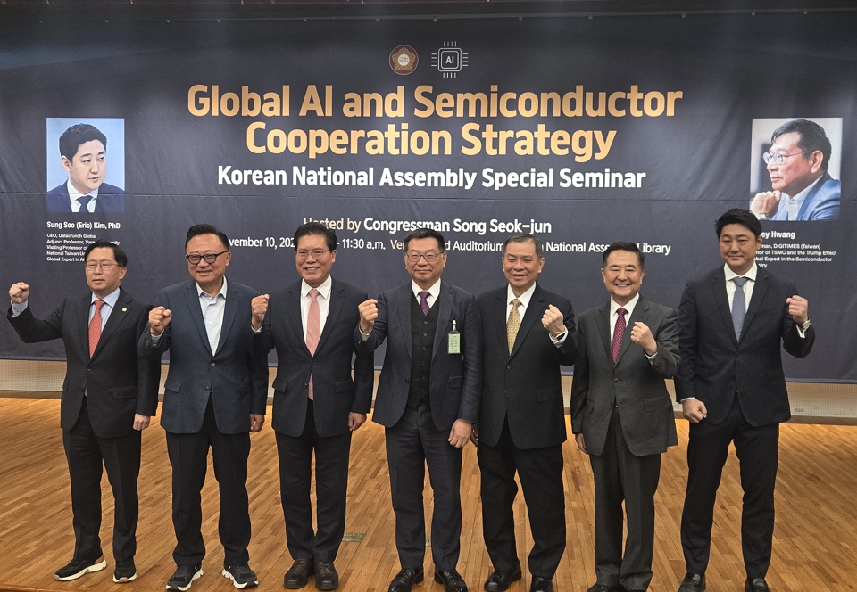 송석준 국민의힘 국회의원, 고동진 의원, 콜리황 디지타임즈 회장, 김성수 데이터크런치 대표 등이 10일 여의도 국회 도서관에서 열린 글로벌 AI 및 반도체 협력 전략 국회 특별 세미나에서 기념 촬영을 하고 있다. / 사진=고명훈 기자