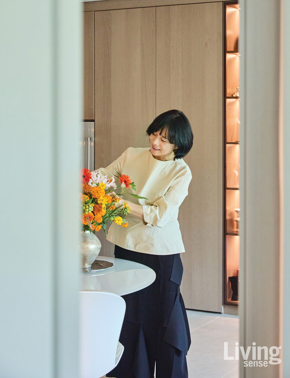  자연에서 영감을 받은 유기적 형태와 컬러 조합을 보여주는 플라워 브랜드 ‘더아미’의 고연수 대표.