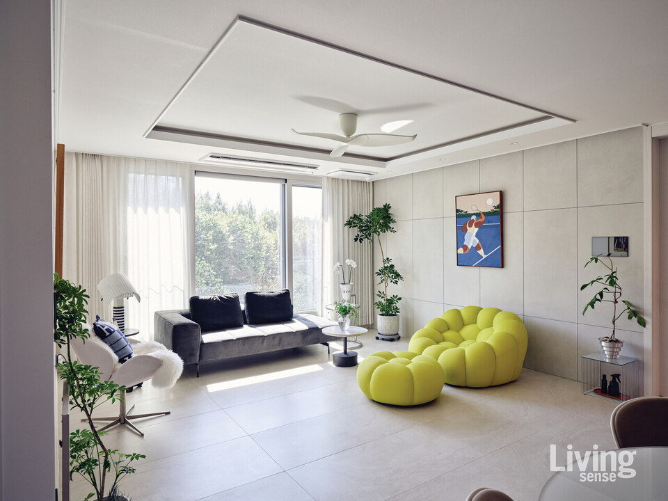 일반적인 아파트의 인상을 피하고 싶어, 독특한 컬러와 실루엣의 가구를 들였다. 