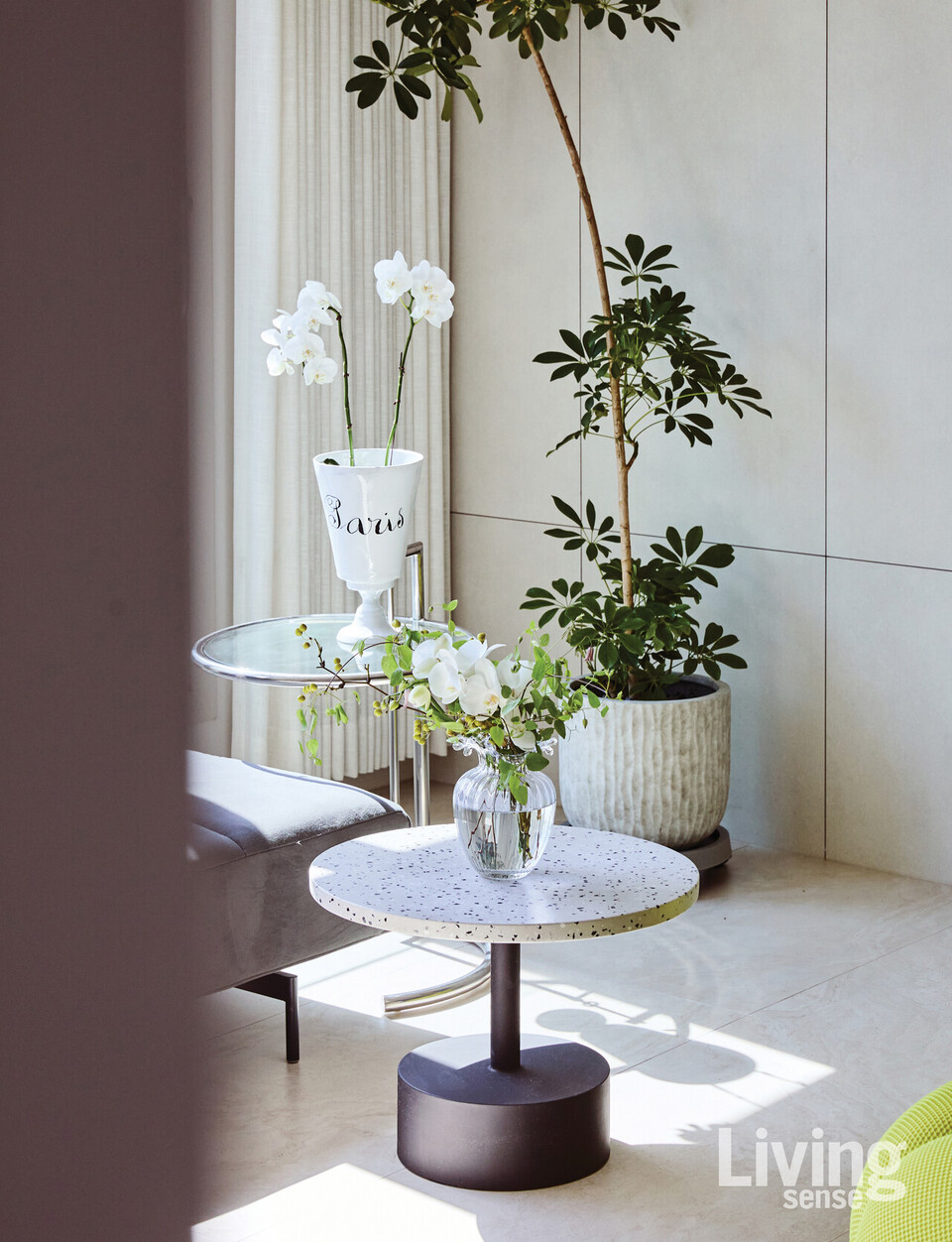 햇살이 스며드는 테이블 위에는 계절에 맞춰 고른 꽃이 놓인다.