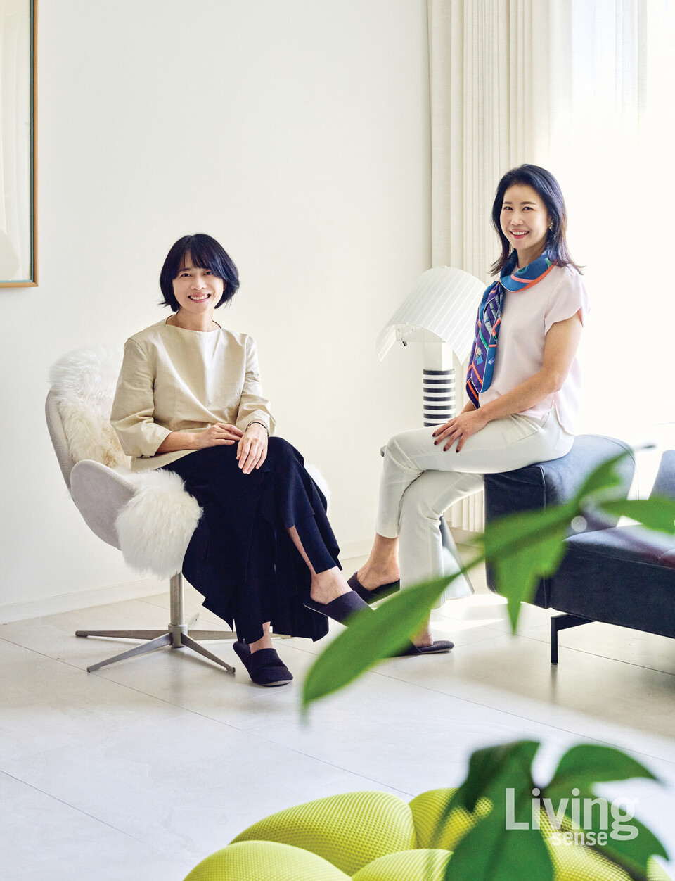 꽃과 식물의 아름다움이 조화롭게 스며드는 집을 연출하기 위해 함께 고민한 고연수 씨(좌)와 디자인 스튜디오 채윰의 김경미 대표(우).