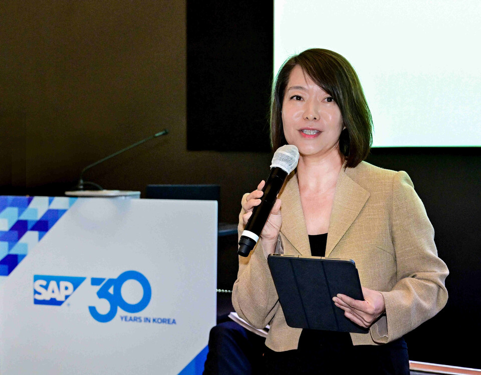 신은영 SAP코리아 대표가 창립 30주년을 맞아 서울 여의도 IFC에서 열린 기자간담회에서 그간의 성과를 소개하고 있다. / 사진 = SAP코리아