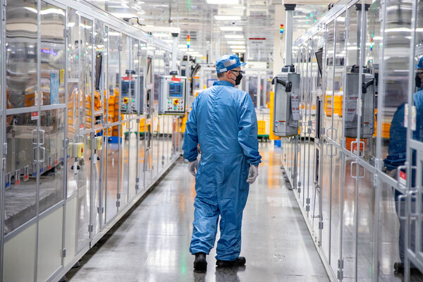 LG에너지솔루션 북미법인 직원이 ESS용 LFP 배터리를 양산하는 미국 미시간 홀랜드 공장에서 업무를 수행하고 있다. / 사진=LG에너지솔루션.