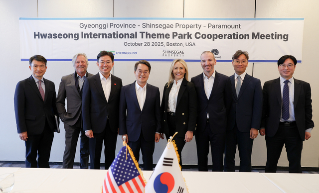 김동연(왼쪽 네번째) 경기지사가 지난달 28일 미국 보스턴 파라마운트 회사의 회의실에서 화성 국제테마파크 조성 본격화를 위해 관계자들과 회담을 마치고 기념 촬영을 하고 있다. / 사진=경기도