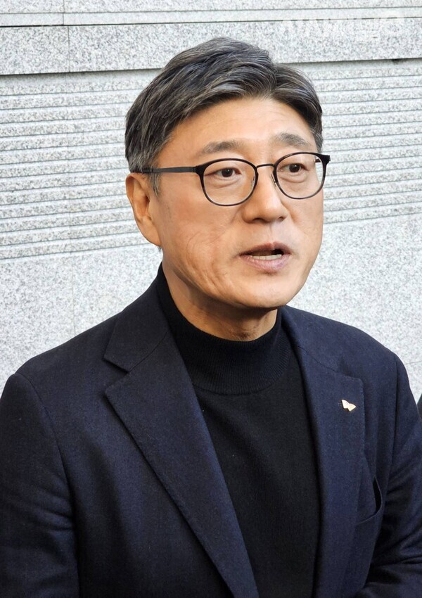 정재헌 신임 SK텔레콤 대표이사(CEO) 사장이 3일 서울 강남구 코엑스에서 열린 'SK AI 서밋' 참석 후 기자들과 만나 질문에 답하고 있다. / 사진 = 김용수 기자