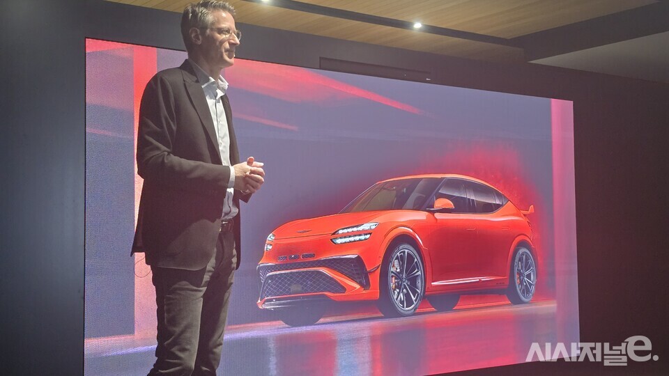 틸 바텐베르크 제네시스 커메니케이션&PR 담당 상무가 GV60 마그마에 대해 소개하고 있다. / 사진=박성수 기자