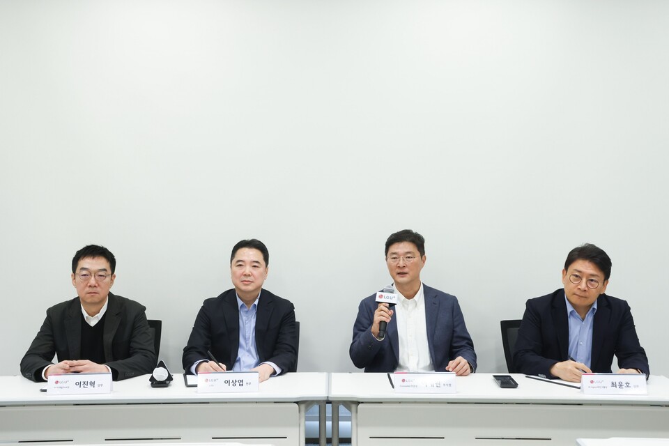 왼쪽부터 이진혁 LG유플러스 익시오개발태스크 상무, 이상엽 LG유플러스 최고기술책임자(CTO) 전무, 이재원 LG유플러스 컨슈머부문장 부사장, 최윤호 LG유플러스 AI 에이전트추진그룹장 상무가 기자들과 질의응답을 진행하고 있다. / 사진 = LG유플러스