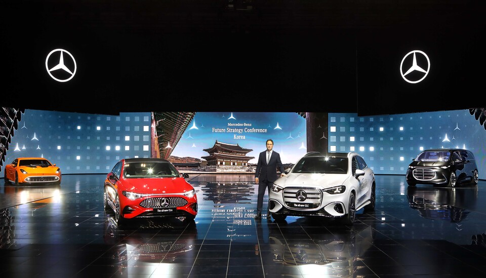 올라 칼레니우스 메르세데스-벤츠 그룹 AG CEO와 4종의 전동화 모델./사진=벤츠코리아