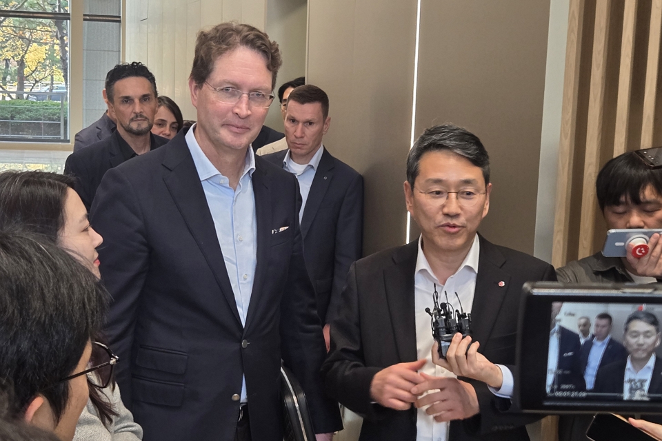 올라 칼레니우스 메르세데스-벤츠 이사회 회장 겸 CEO와 조주완 LG전자 대표이사 사장이 13일 서울 여의도 LG트윈타워에서 1시간가량 회동을 마치고 기자들과 얘기하고 있다. / 사진=고명훈 기자