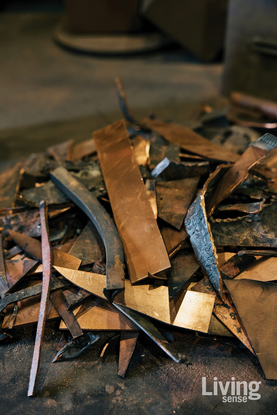 작가의 작업실에 쌓인 조각의 흔적들.