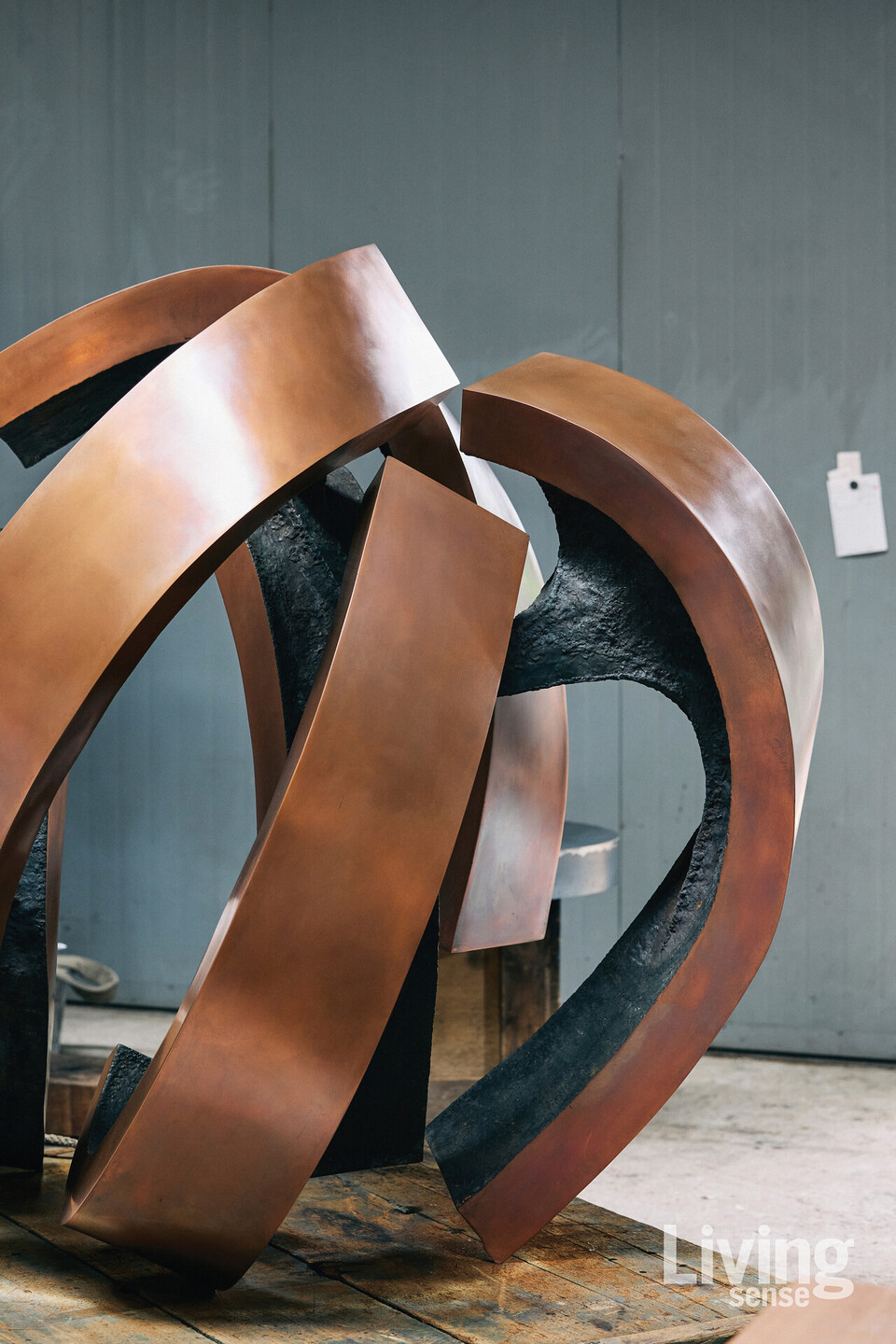 곧 있을 개인전에 출품할 대형 조각작품.