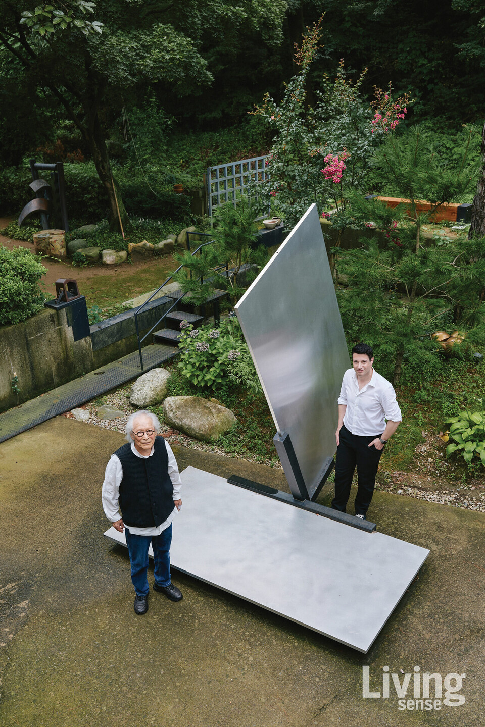 엄태정 작가의 알루미늄 작품 앞에서 포즈를 취한 마크 테토와 작가.