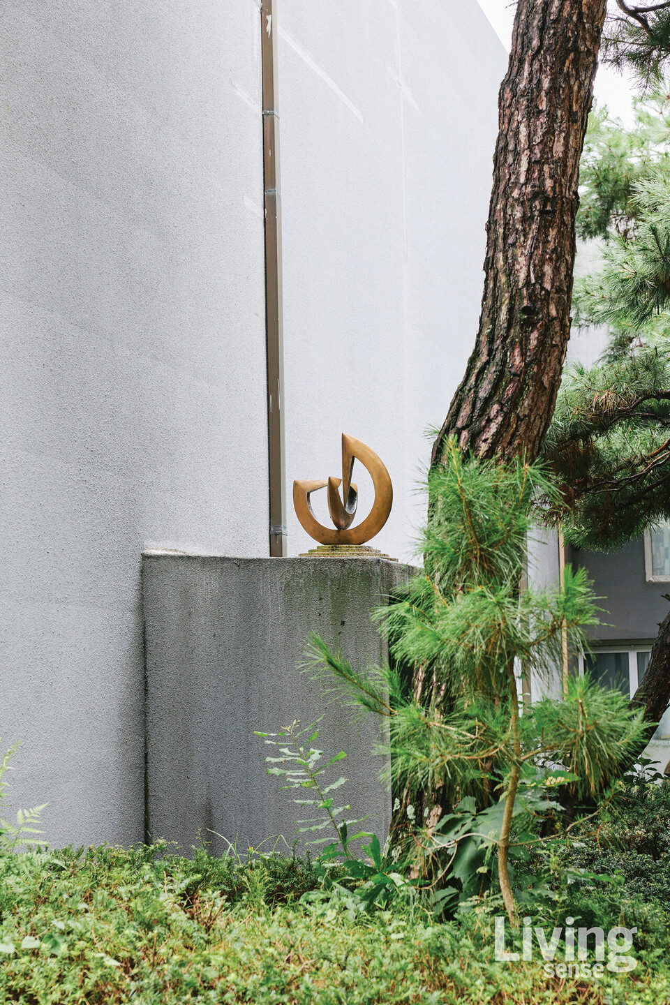 작업실 입구 위에 설치한 작은 조각품은 대한민국 대법원 앞 마당에 설치된 조각작품의 미니어처 버전이다.