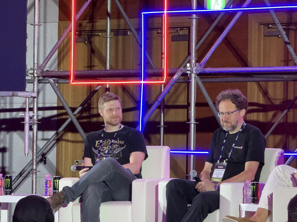 (왼쪽부터) 제이슨 라티노 ‘발더스 게이트 3’ 시네마틱 디렉터, 마틴 클리마 ‘킹덤컴: 딜리버런스2’ 총괄 프로듀서가 14일 부산 벡스코에서 열린 G-CON 2025에서 게임 서사와 선택에 대한 주제로 토론하고 있다. / 사진=장민영 기자