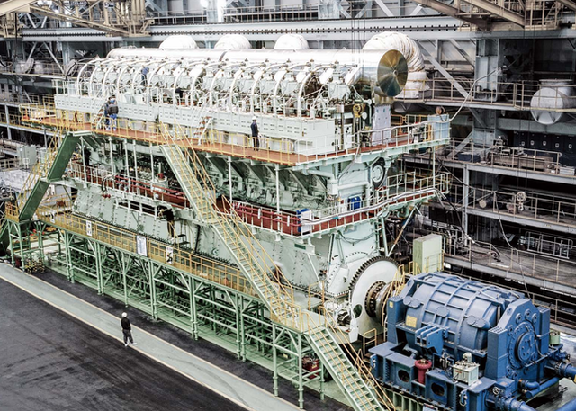 한화엔진이 제작한 대형 선박용 엔진. / 사진=한화