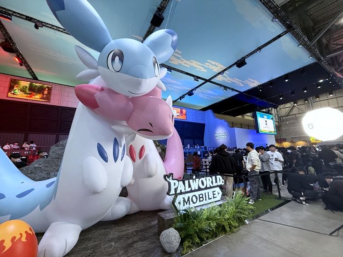 지스타 2025 크래프톤 부스에 있는 '팰월드 모바일' 인형. / 사진=장민영 기자