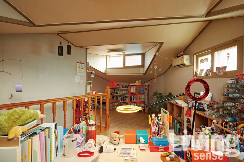 키가 큰 편인 정다은 씨. 다락이지만 층고가 높은 이 집을 보고 한눈에 반해 이사를 결정했다.