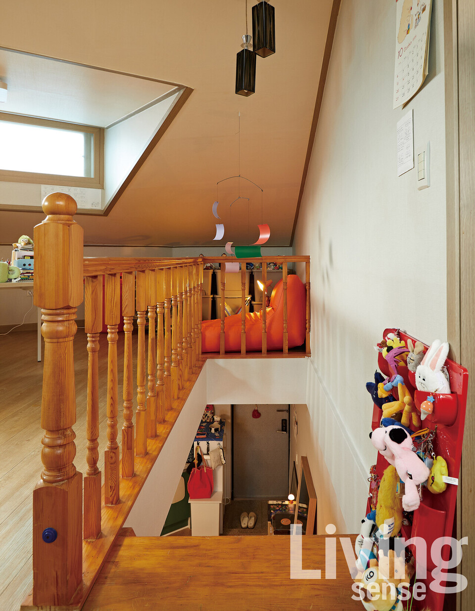 다락방 구석의 빈백 소파. 이곳 다락방에는 절대 팔 계획이 없는, 그녀가 일종의 사명심으로 모아온 한국의 오래된 문구들을 모아놓은 파트가 있다