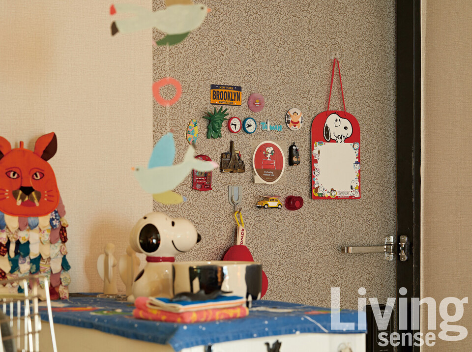 스누피를 사랑하는 다은 씨. 그녀의 집 곳곳에는 사랑스러운 스누피와 관련한 물건이 가득하다.