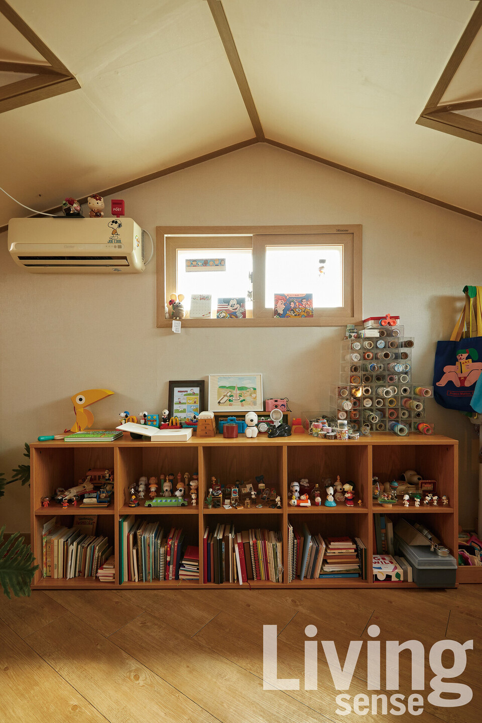 사물에게도 저마다의 집이 필요하다. 다은 씨가 세계 각지에서 모은 문구들이 적당히 숨 쉴 틈을 두고 보기 좋게 진열되어 있다.