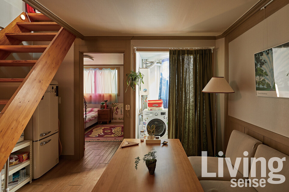  다른 공간에 비해 유독 차분한 거실. 다은 씨 본가의 거실이 딱 지금과 같은 닮은 온화한 컬러로 채워져 있다.