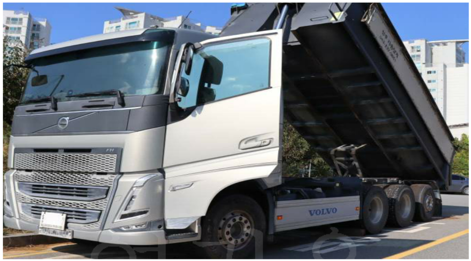 원고 이씨가 구매한 볼보사의 2022년형 FH540 트라이뎀 25.5톤 모델 덤프트럭. / 사진=이씨 측 제공